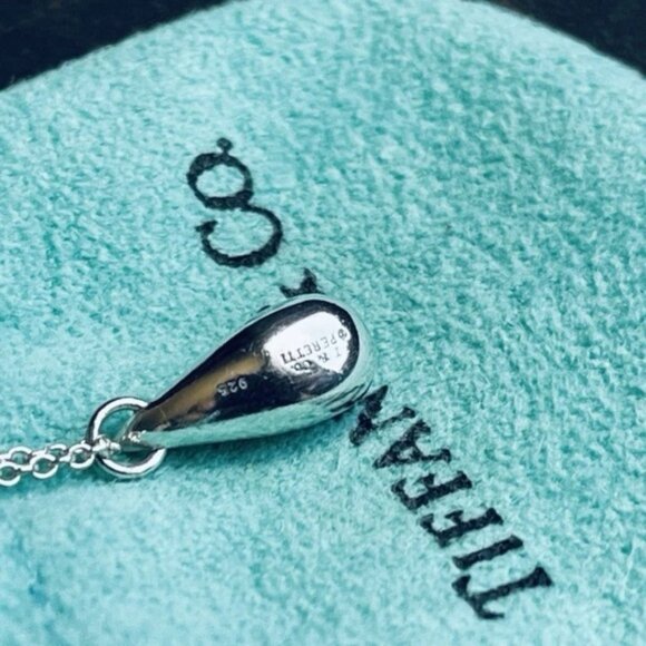 Tiffany & Co. 925 Silver Teardrop Necklace - 💯% Authentic & Excellent Condition - Picture 3 of 7